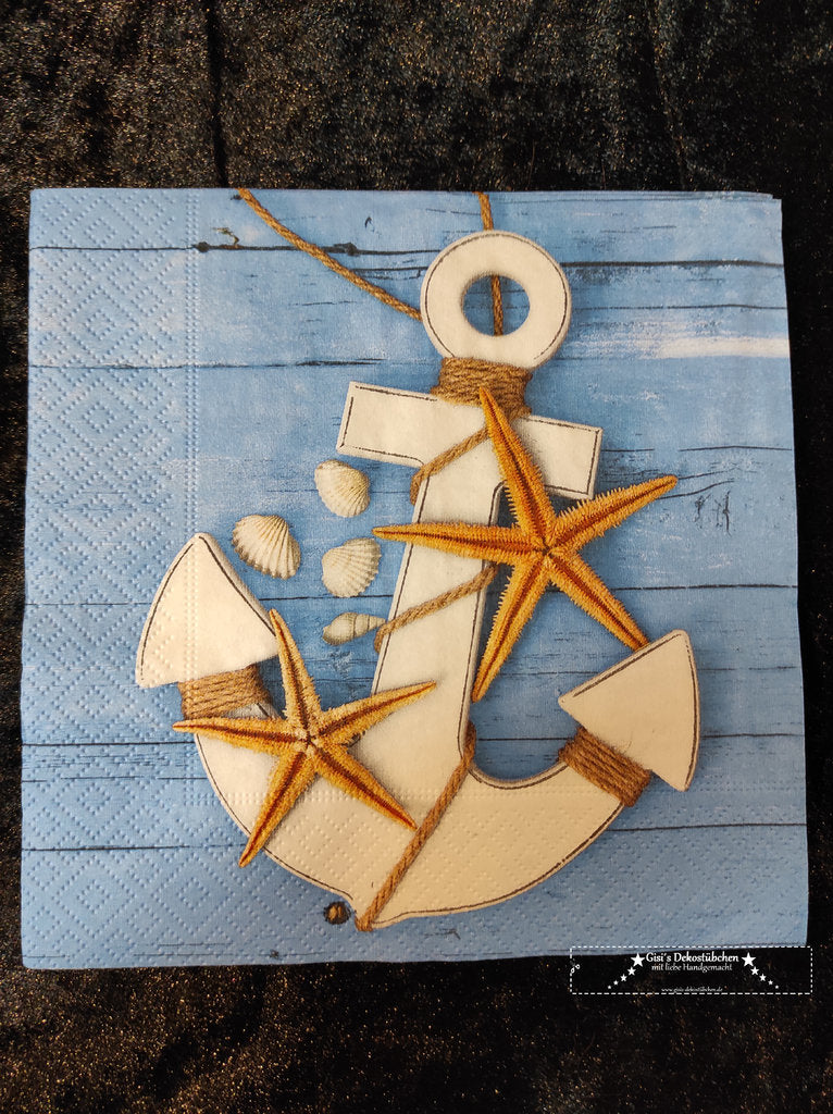 Anker, Seesterne & Muscheln vor einer Holzwand