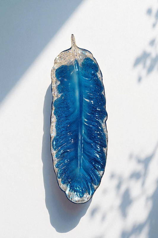 „Federleicht aus Harz – Deine Glanzschale in Wunschfarben“