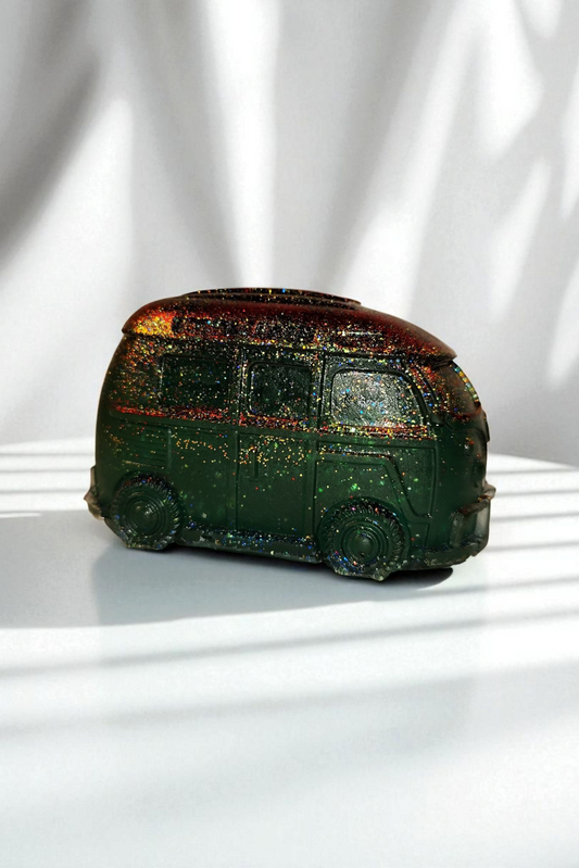 „Glitzer auf Rädern – Der bunte Partybus aus Epoxidharz“