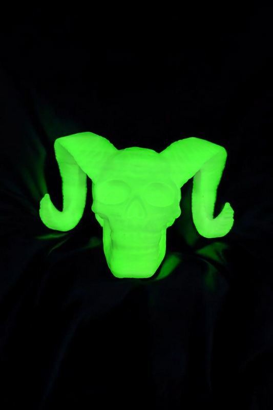 Gruseliger Totenkopf mit Hörnern – Deine neue Deko für dunkle Nächte!