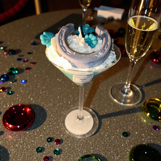 Happy New Year Kerze im Cocktailglas aus Sojawachs – Glückskerze mit Kleeblatt, Hufeisen & Wunschduft