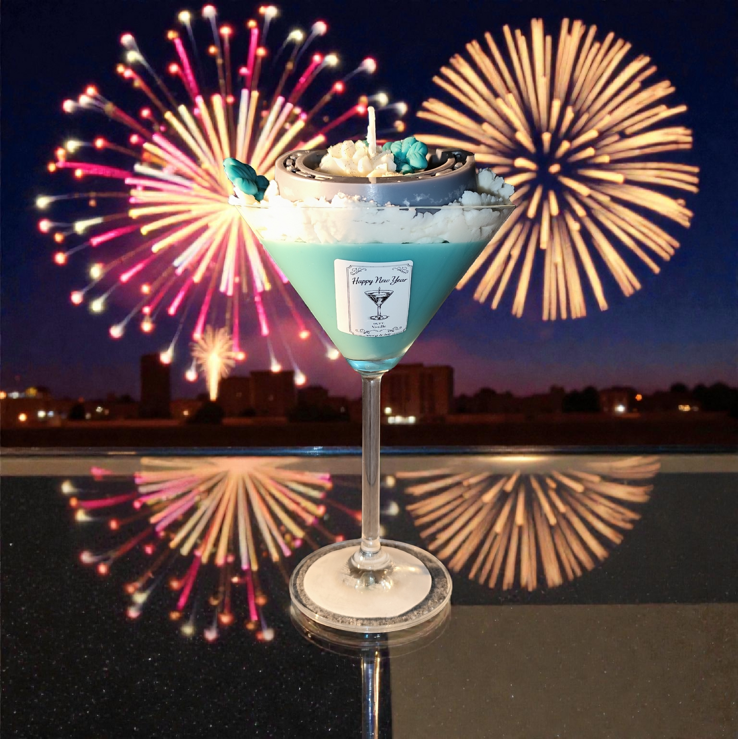 Happy New Year Kerze im Cocktailglas aus Sojawachs – Glückskerze mit Kleeblatt, Hufeisen & Wunschduft