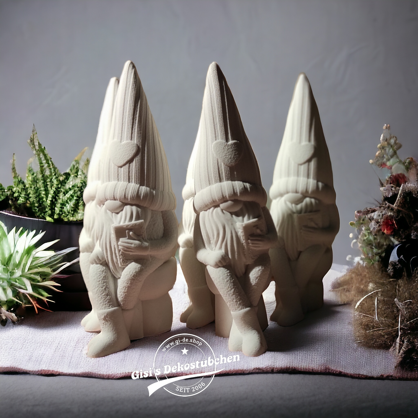 Keramik Wichtel Nr. 1 sitzende mit Herz