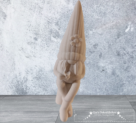 Keramik Wichtel Nr. 4 sitzend mit Tasse und Blume