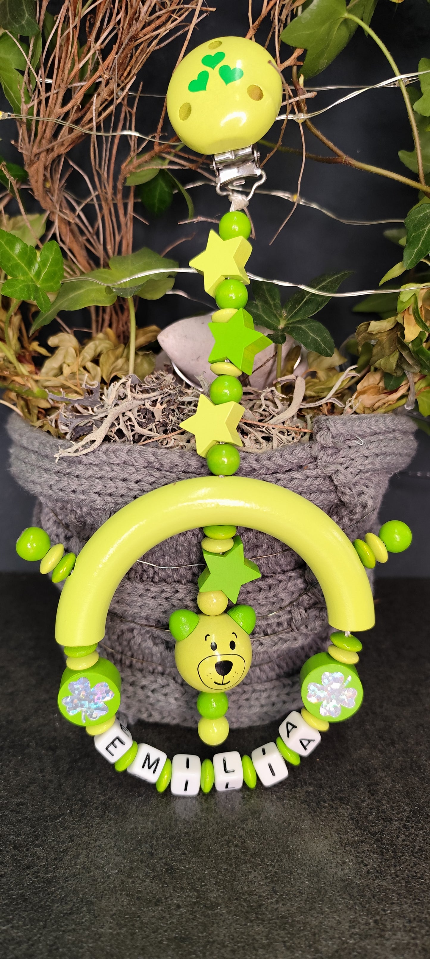 Personalisierter Spielclip Grün mit Stern, Teddy und Kleeblatt – Kinderwagenanhänger mit Namen