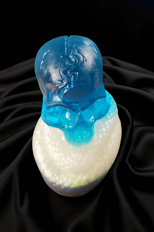 Schlangenschädel der Schattenwelt – Epoxidharz-Unikat mit Glitzerbiss