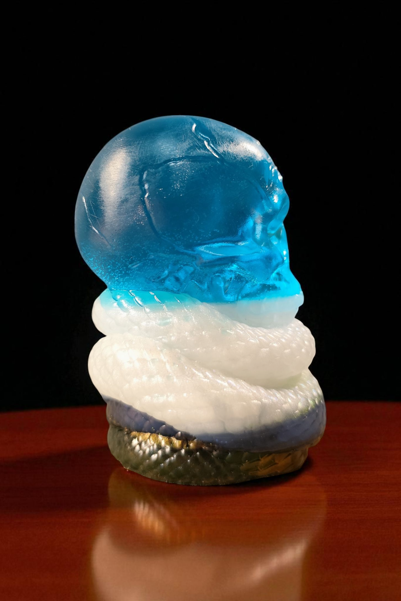 Schlangenschädel der Schattenwelt – Epoxidharz-Unikat mit Glitzerbiss