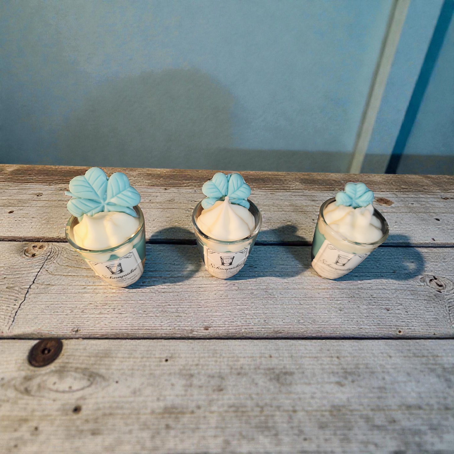 Schnapsidee Kerze im Schnapsglas aus Sojawachs – Lustige Silvester Geschenkidee mit Wunschduft & Glücksklee