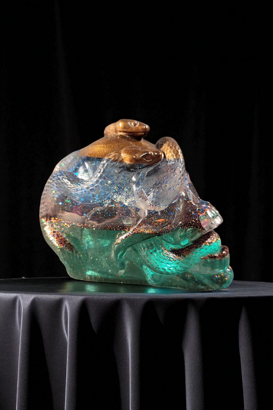 Totenkopf mit Schlangen – Epoxidharz-Unikat mit Glitzer & Pigmenten – Handgefertigte Horror-Deko