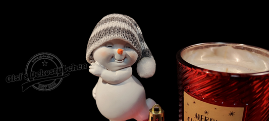 Weihnachtsdeko mit Schlitten, Schneemann, Kerze, Christbaumkugel Rot