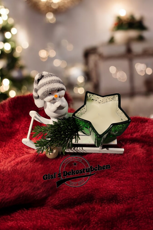 Weihnachtsdeko mit Schlitten, Schneemann, Kerze, Tannenzweige, Christbaumkugel Grün