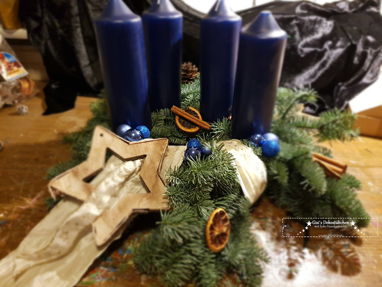 Adventskranz frisch gebunden Blau , Natur