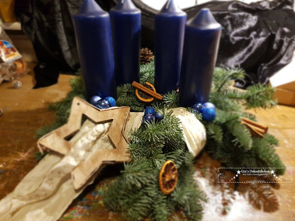 Adventskranz frisch gebunden Blau , Natur