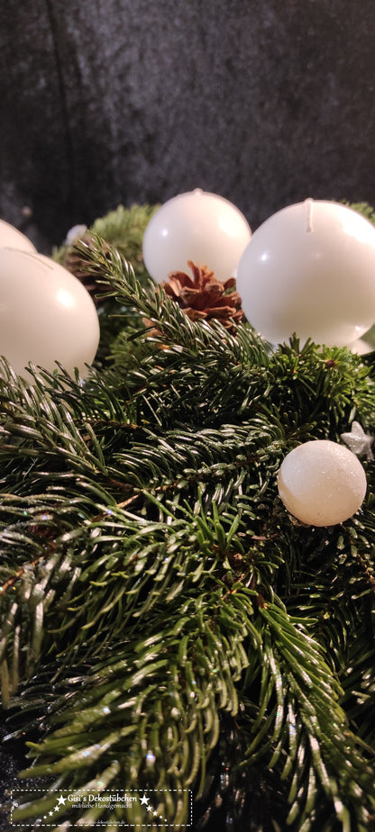 Adventskranz frisch gebunden Weiß, Silber, Natur