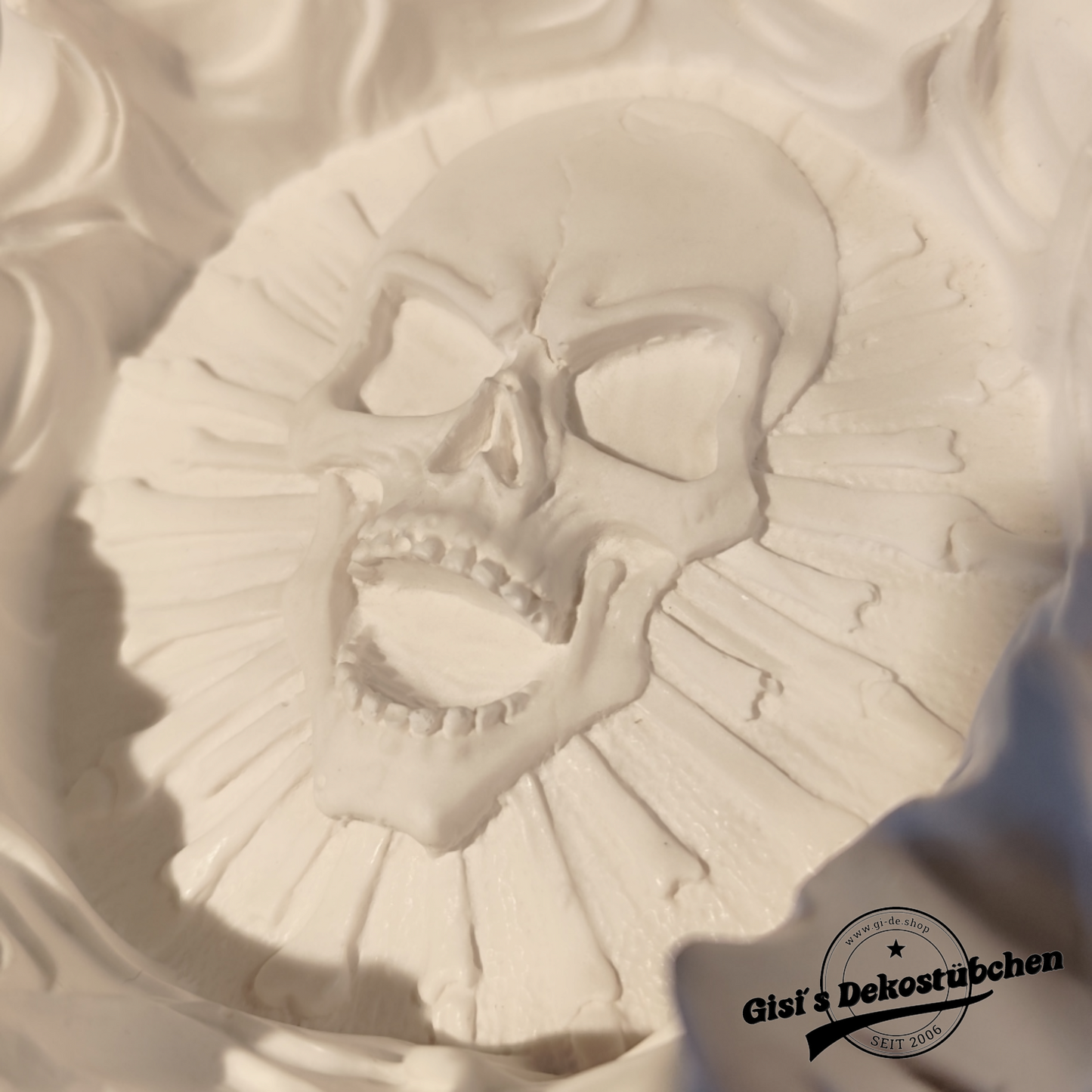 Aschenbecher mit Totenkopf