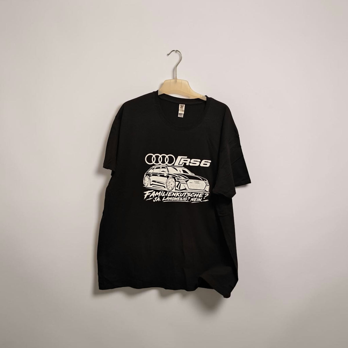 Audi RS6 Kult T-Shirt – „Familienkutsche? Ja. Langweilig? Nein!“ – Für echte Audi-Fans