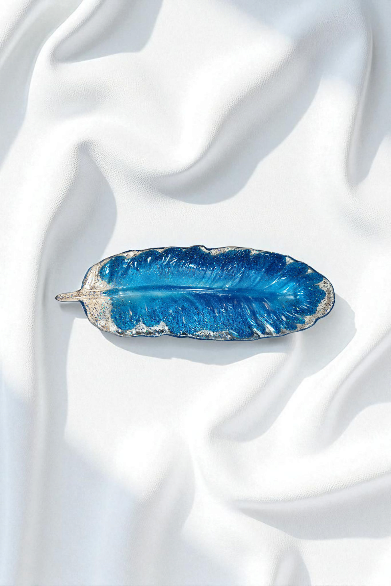 „Federleicht aus Harz – Deine Glanzschale in Wunschfarben“