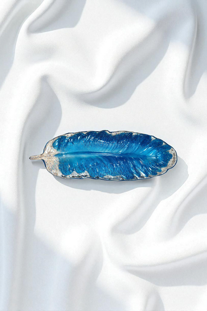 „Federleicht aus Harz – Deine Glanzschale in Wunschfarben“