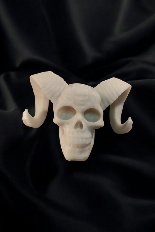 Gruseliger Totenkopf mit Hörnern – Deine neue Deko für dunkle Nächte!