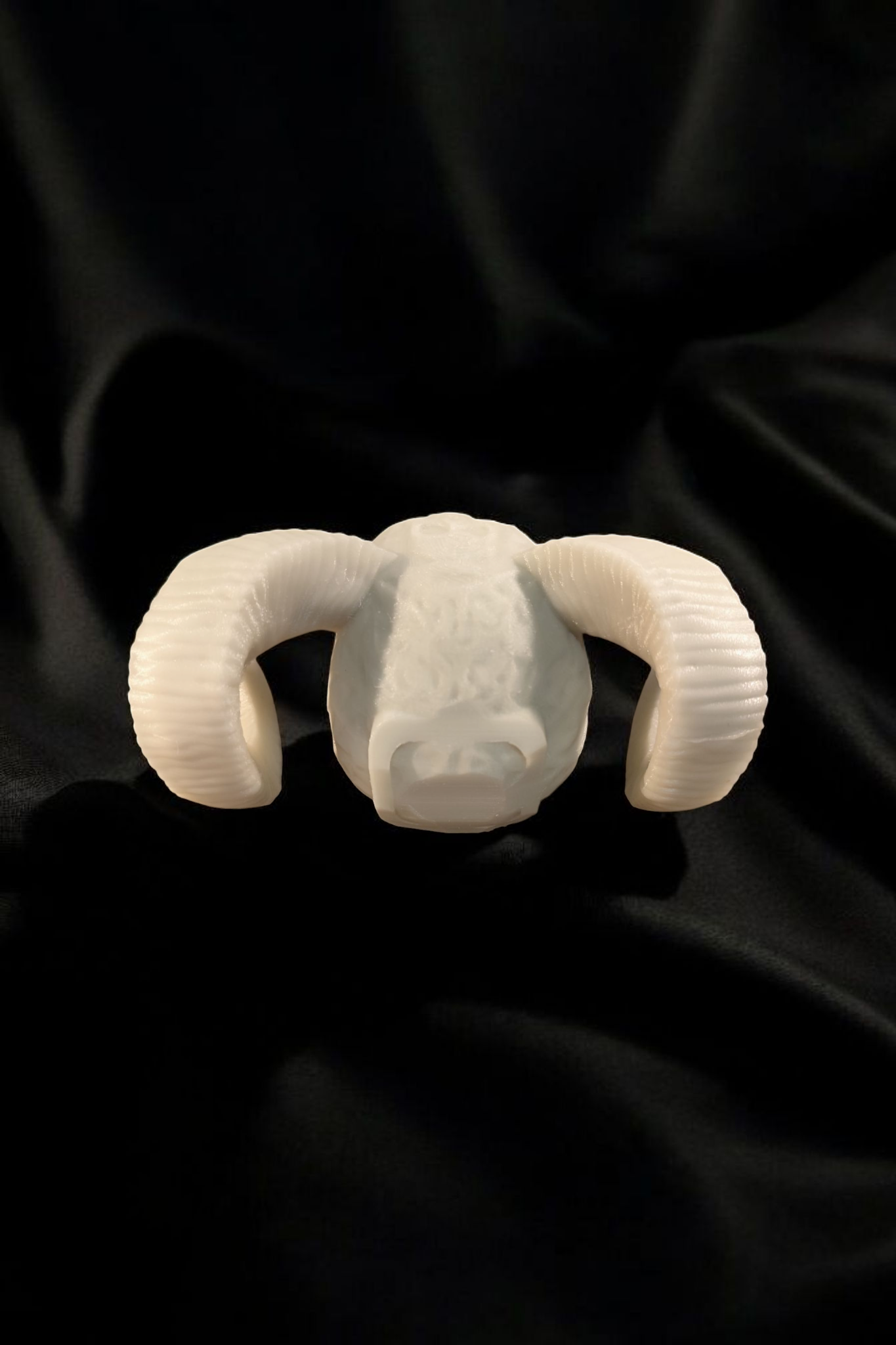 Gruseliger Totenkopf mit Hörnern – Deine neue Deko für dunkle Nächte!
