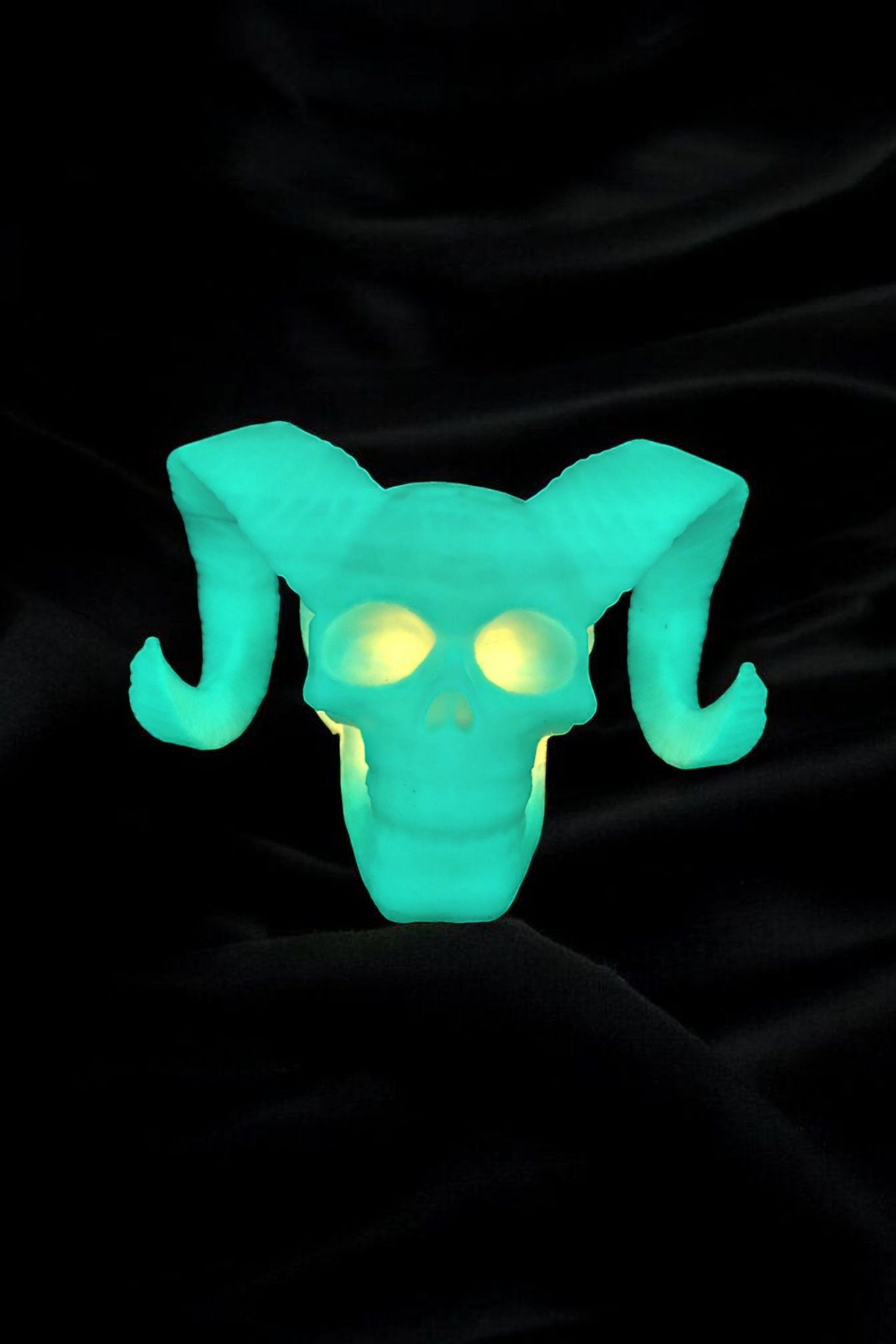 Gruseliger Totenkopf mit Hörnern – Deine neue Deko für dunkle Nächte!