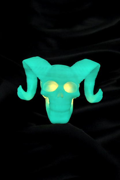 Gruseliger Totenkopf mit Hörnern – Deine neue Deko für dunkle Nächte!