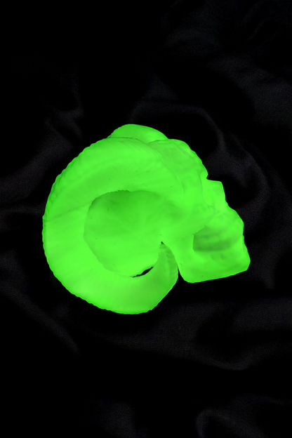 Gruseliger Totenkopf mit Hörnern – Deine neue Deko für dunkle Nächte!