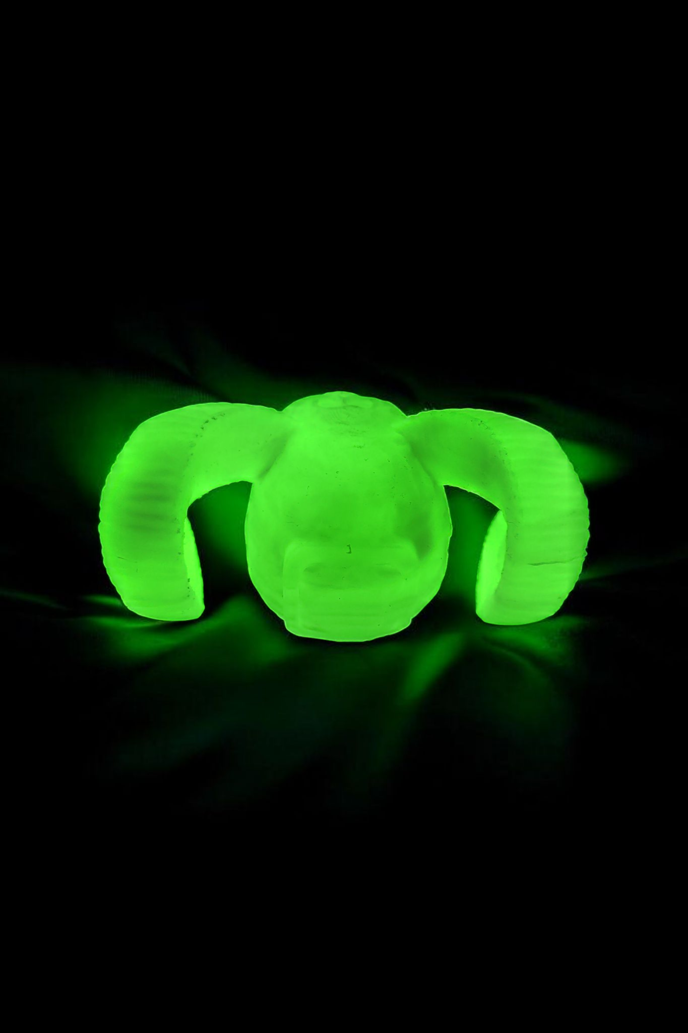 Gruseliger Totenkopf mit Hörnern – Deine neue Deko für dunkle Nächte!