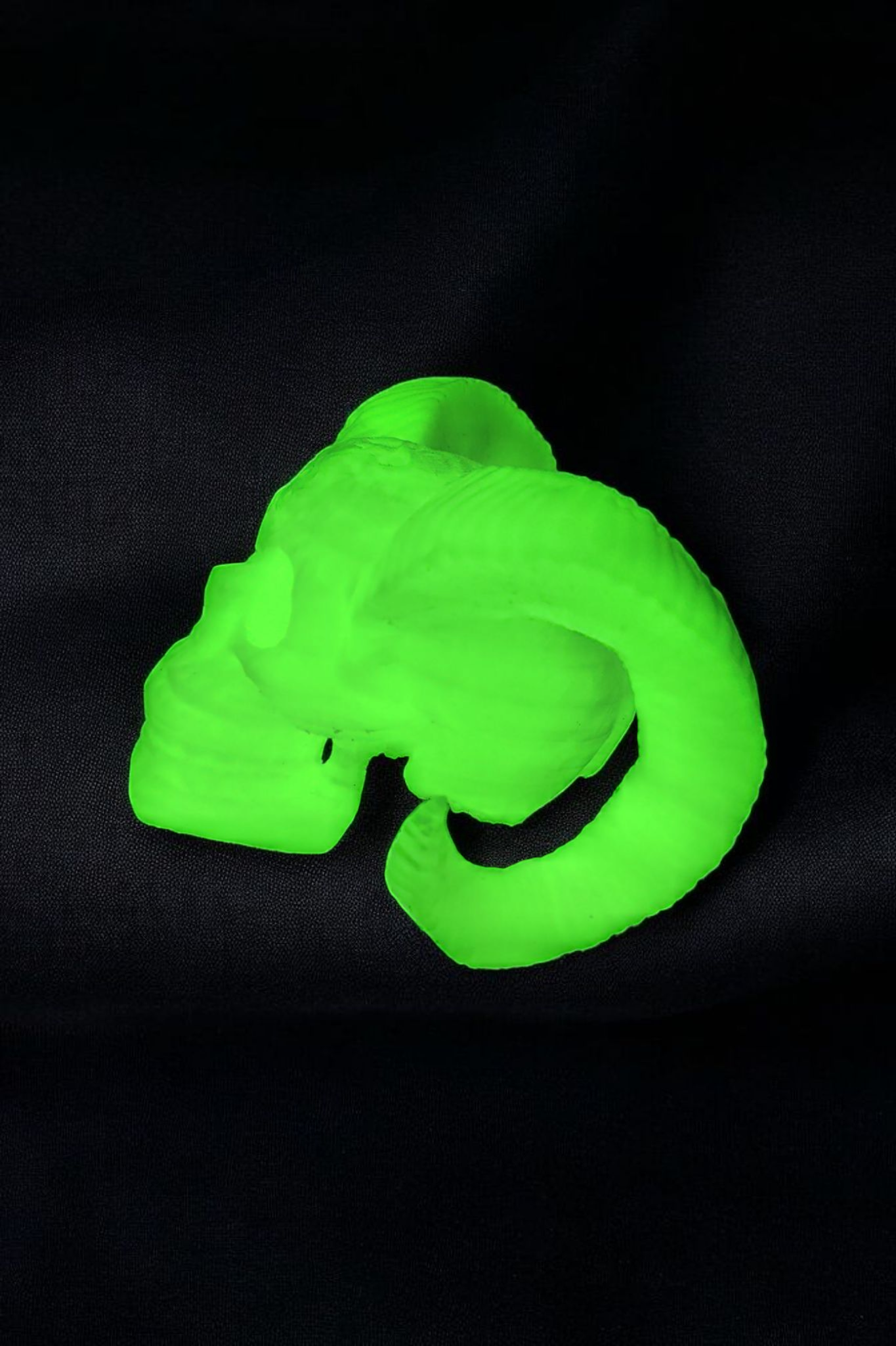 Gruseliger Totenkopf mit Hörnern – Deine neue Deko für dunkle Nächte!