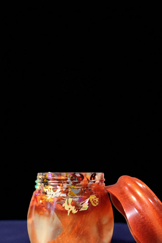 Handgefertigte Epoxidharzdose mit Schraubdeckel – Halloween-Design, blutrot pigmentiert & individuel