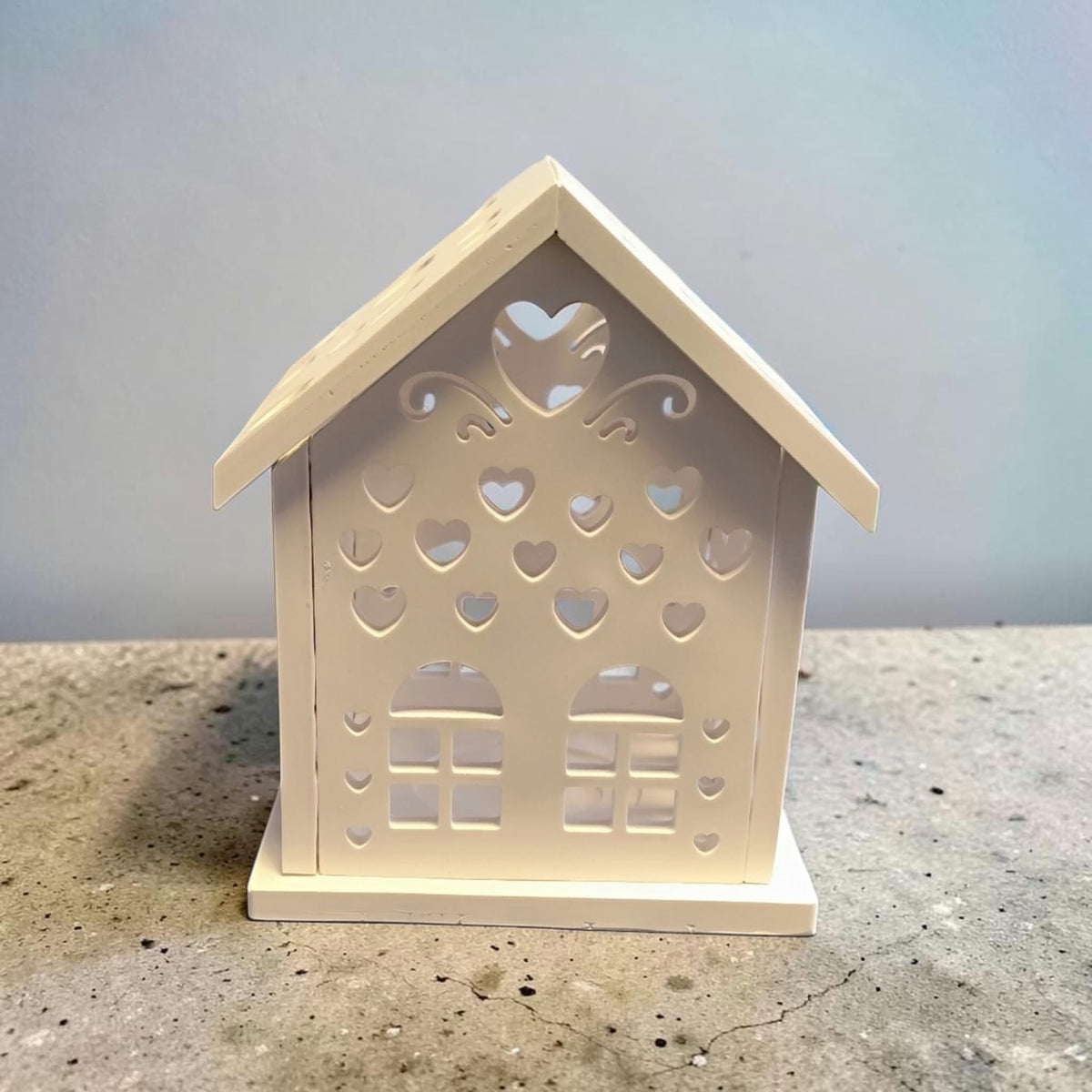Handgefertigtes Keramik-Lichthäuschen mit Herzmotiven – ca. 16 cm