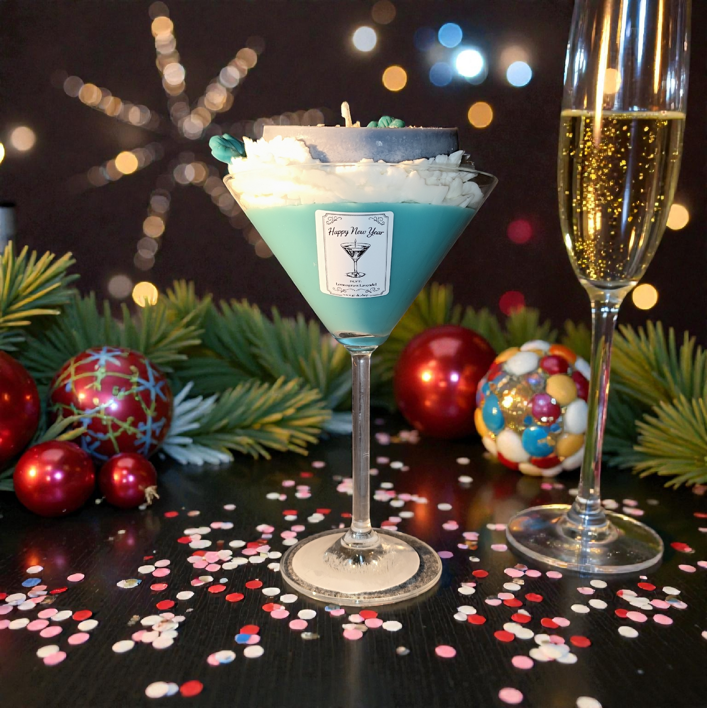 Happy New Year Kerze im Cocktailglas aus Sojawachs – Glückskerze mit Kleeblatt, Hufeisen & Wunschduft