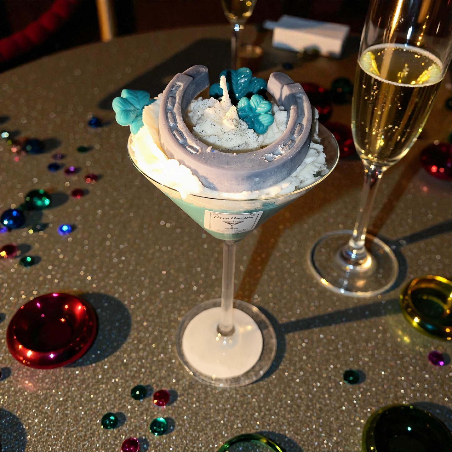 Happy New Year Kerze im Cocktailglas aus Sojawachs – Glückskerze mit Kleeblatt, Hufeisen & Wunschduft