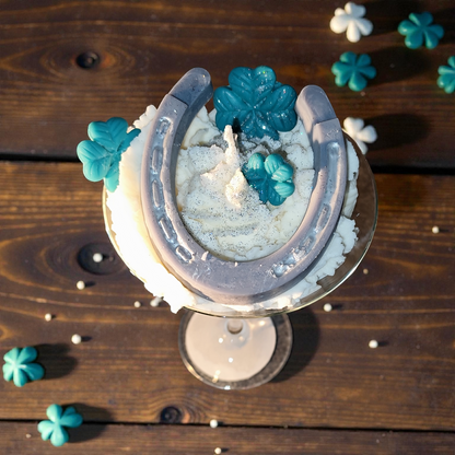 Happy New Year Kerze im Cocktailglas aus Sojawachs – Glückskerze mit Kleeblatt, Hufeisen & Wunschduft