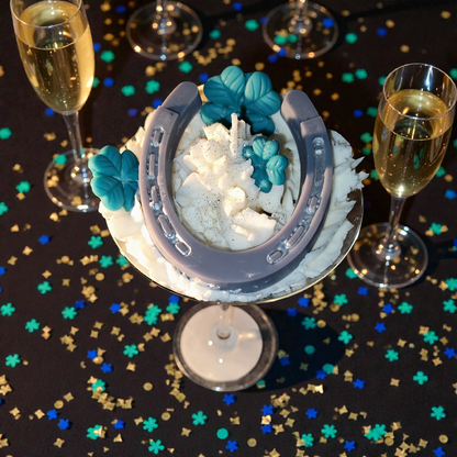 Happy New Year Kerze im Cocktailglas aus Sojawachs – Glückskerze mit Kleeblatt, Hufeisen & Wunschduft