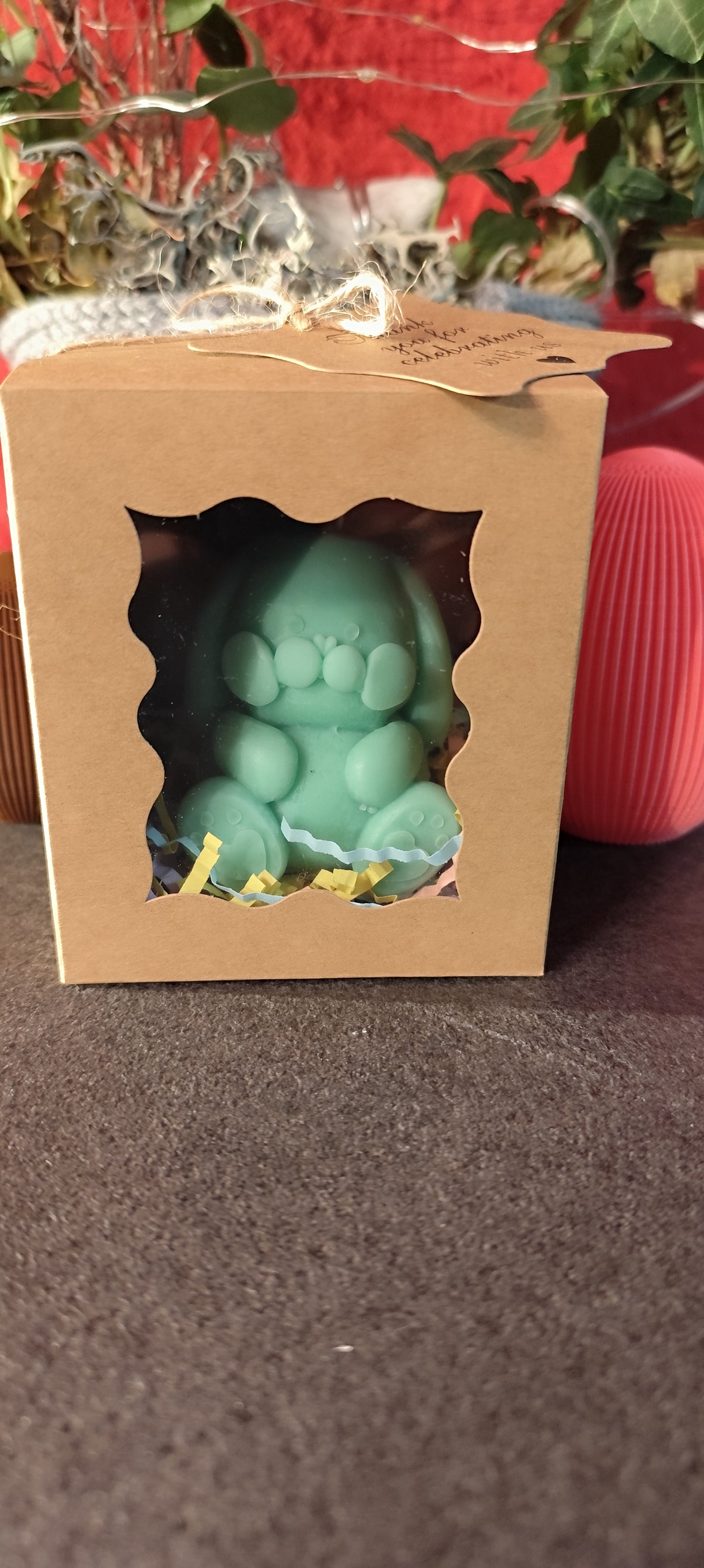 Hase Kerze mit Herzchen Pfoten – handgemacht aus Sojawachs– 6 × 5,5 × 5 cm