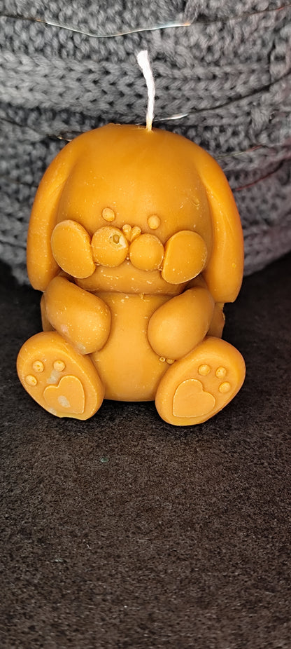 Hase Kerze mit Herzchen Pfoten – handgemacht aus Sojawachs– 6 × 5,5 × 5 cm