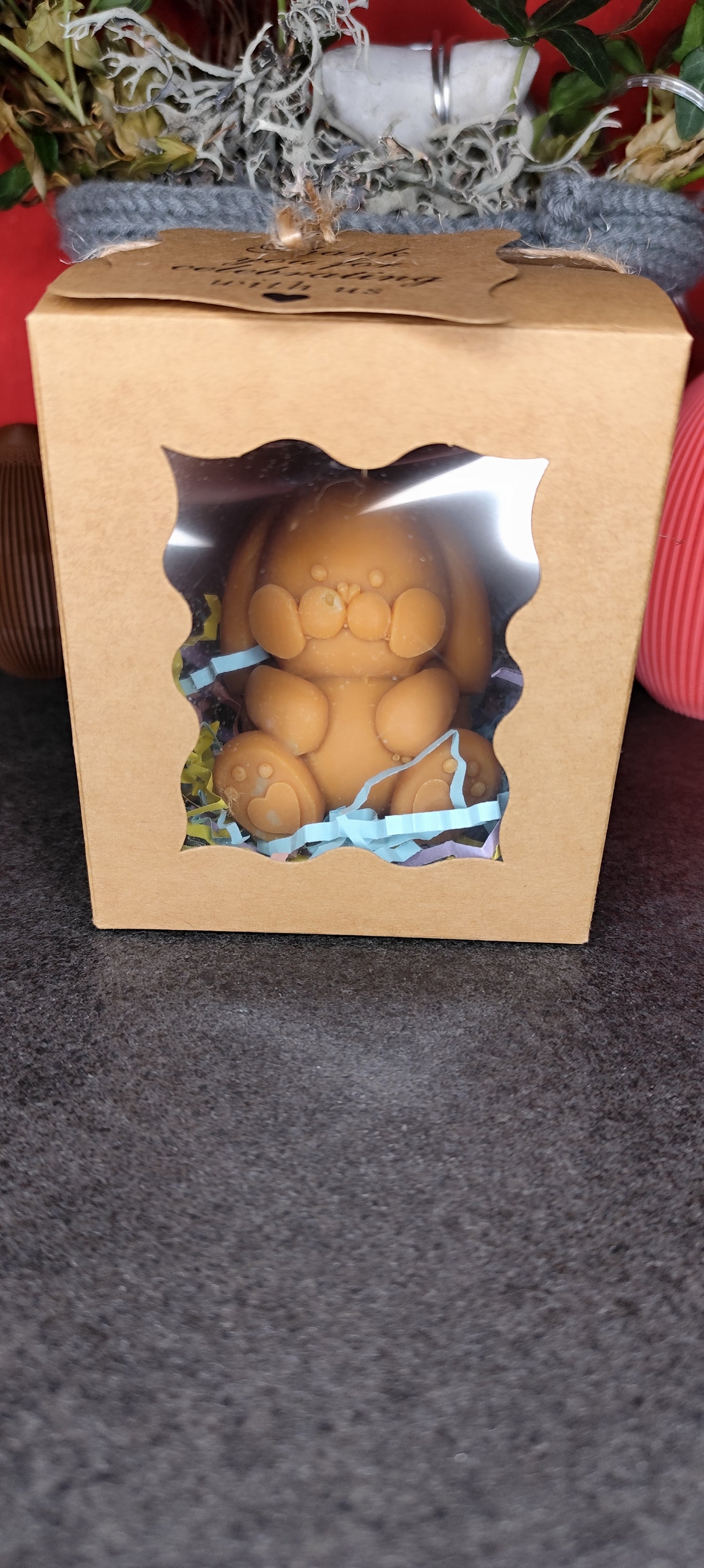 Hase Kerze mit Herzchen Pfoten – handgemacht aus Sojawachs– 6 × 5,5 × 5 cm