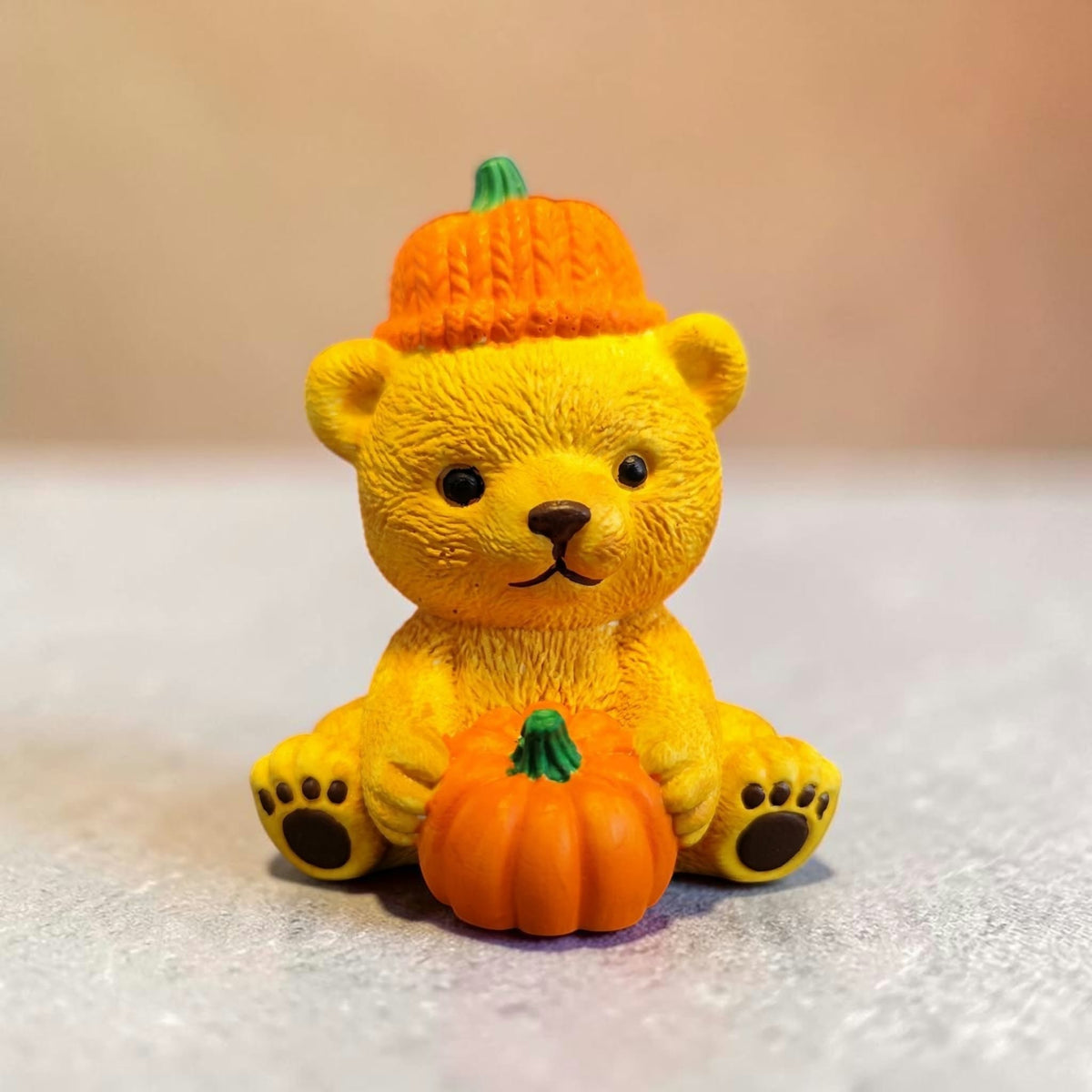 Herbst-Teddy mit Kürbis – handbemalte Keramikfigur
