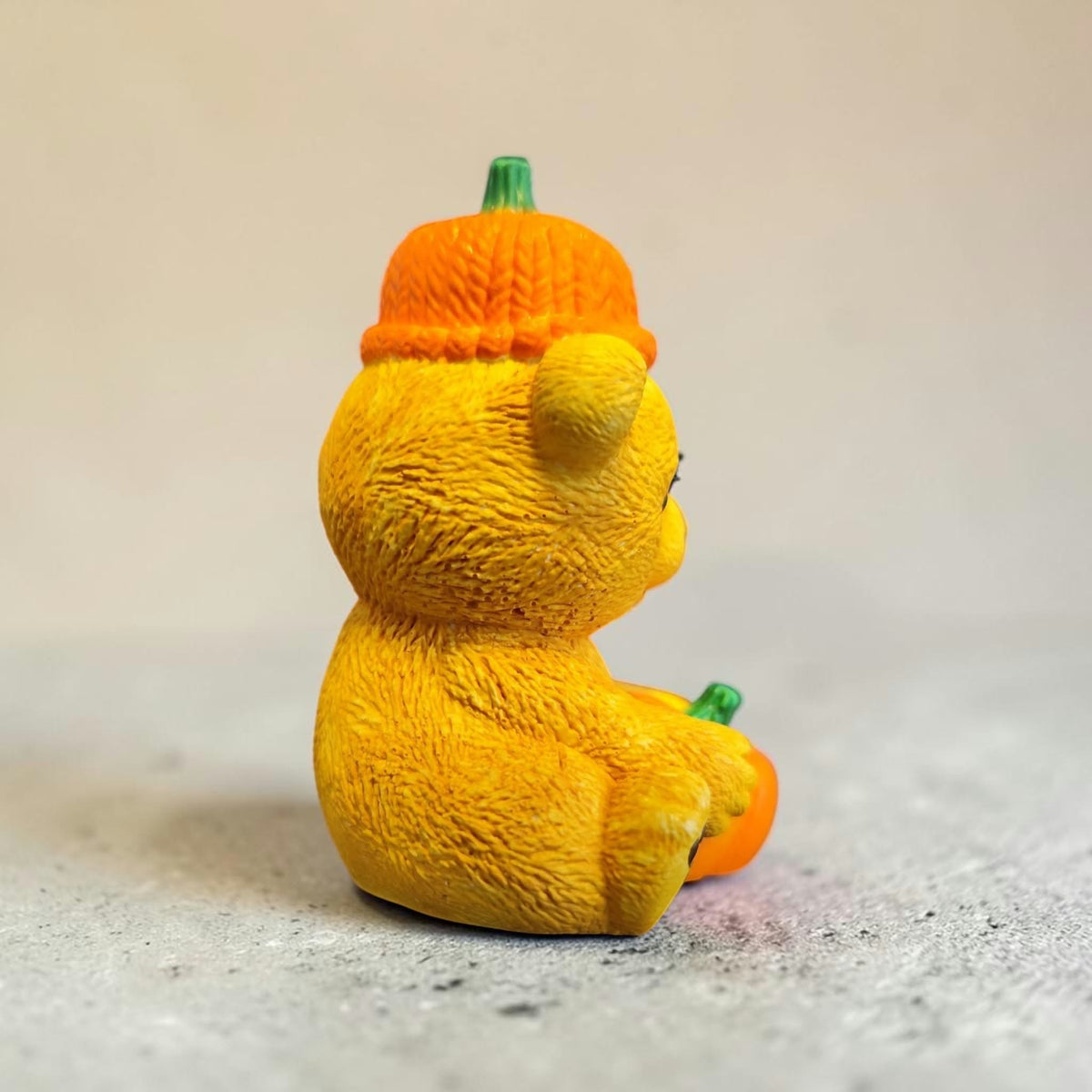 Herbst-Teddy mit Kürbis – handbemalte Keramikfigur