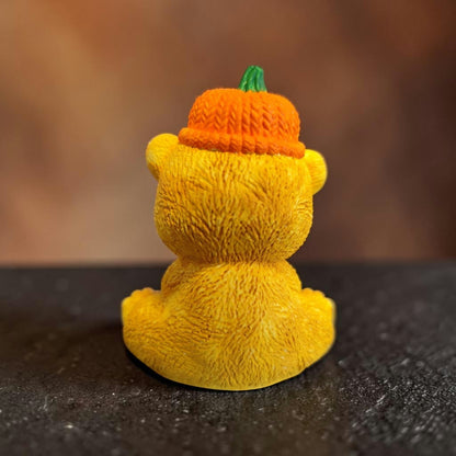 Herbst-Teddy mit Kürbis – handbemalte Keramikfigur