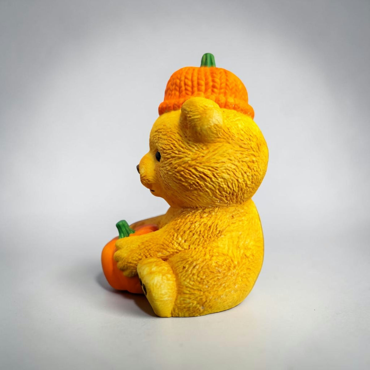 Herbst-Teddy mit Kürbis – handbemalte Keramikfigur