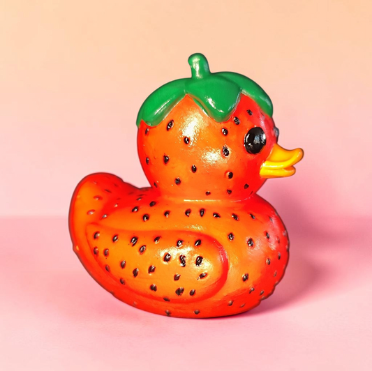 Keramik Erdbeerente handbemalt – Sommer Deko Figur