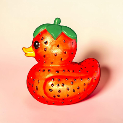 Keramik Erdbeerente handbemalt – Sommer Deko Figur