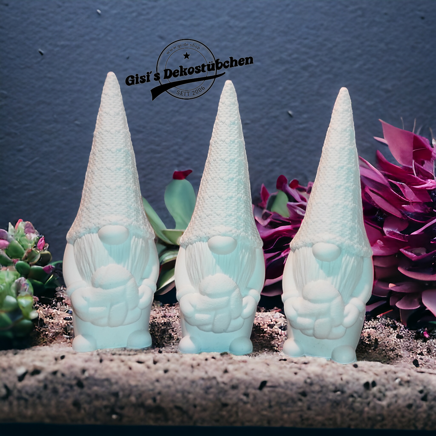 Keramik Wichtel Nr. 2 mit Herz in den Händen