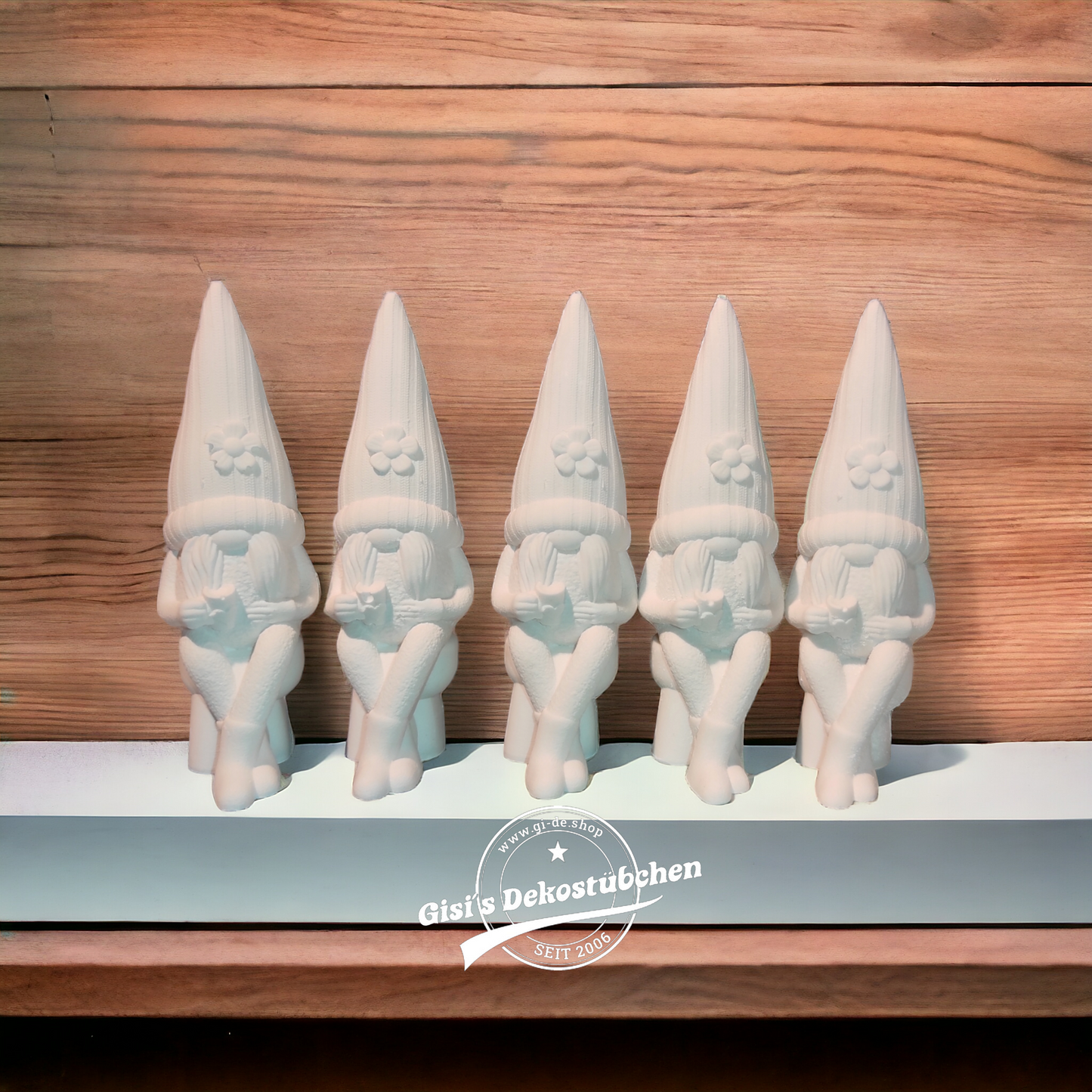 Keramik Wichtel Nr. 4 sitzend mit Tasse und Blume