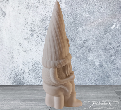 Keramik Wichtel Nr. 4 sitzend mit Tasse und Blume