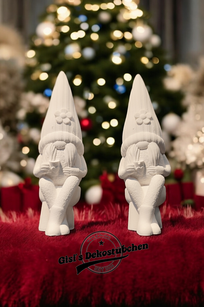 Keramik Wichtel Nr. 4 sitzend mit Tasse und Blume