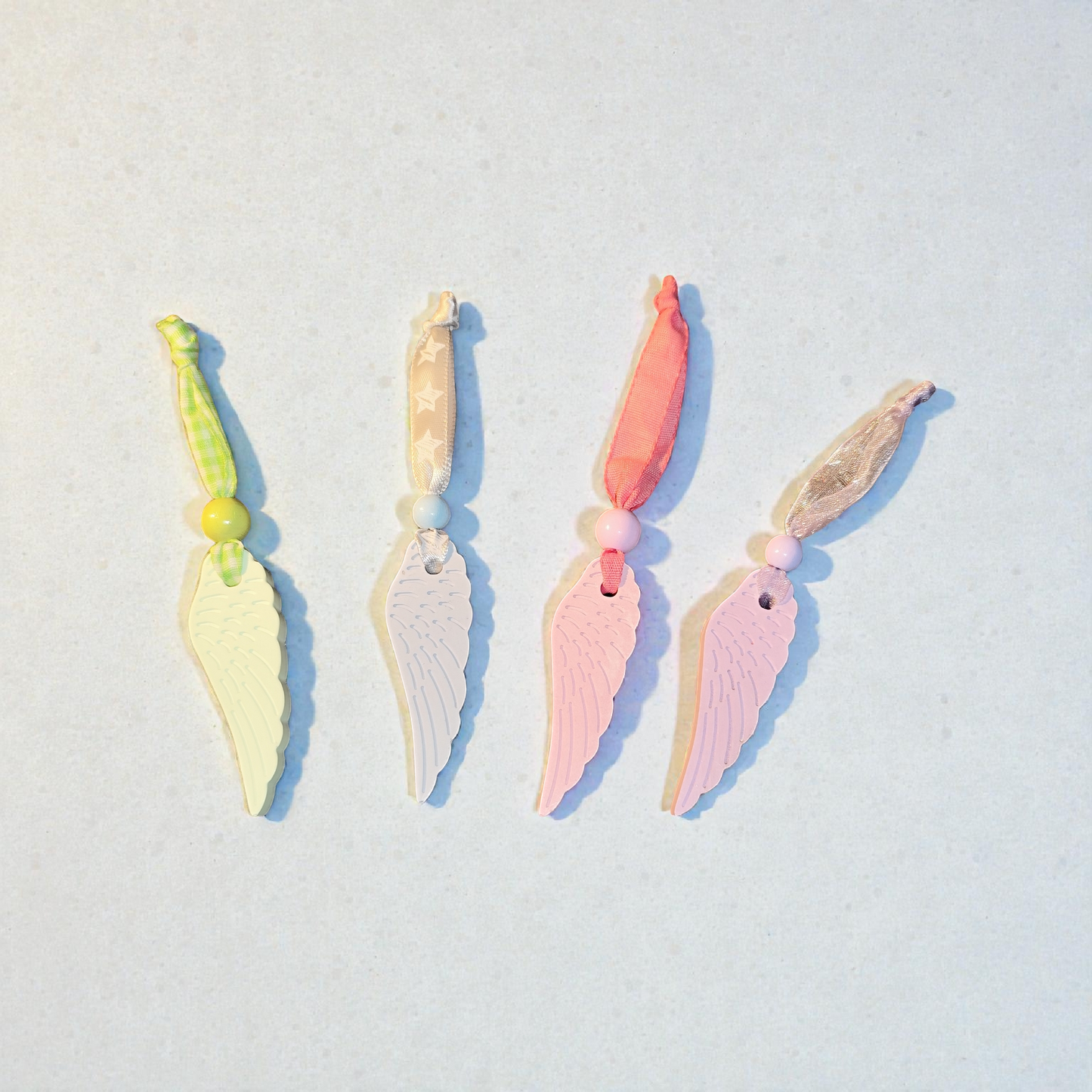 Keramikfeder Anhänger in Pastelltönen – handgegossen mit Holzperle & Band | Schutzengel Deko