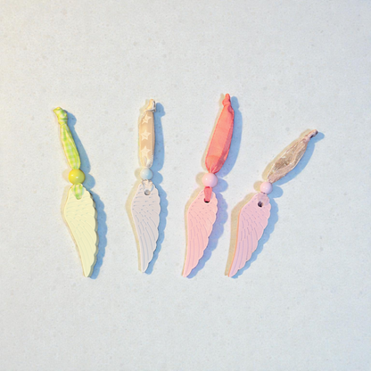 Keramikfeder Anhänger in Pastelltönen – handgegossen mit Holzperle & Band | Schutzengel Deko